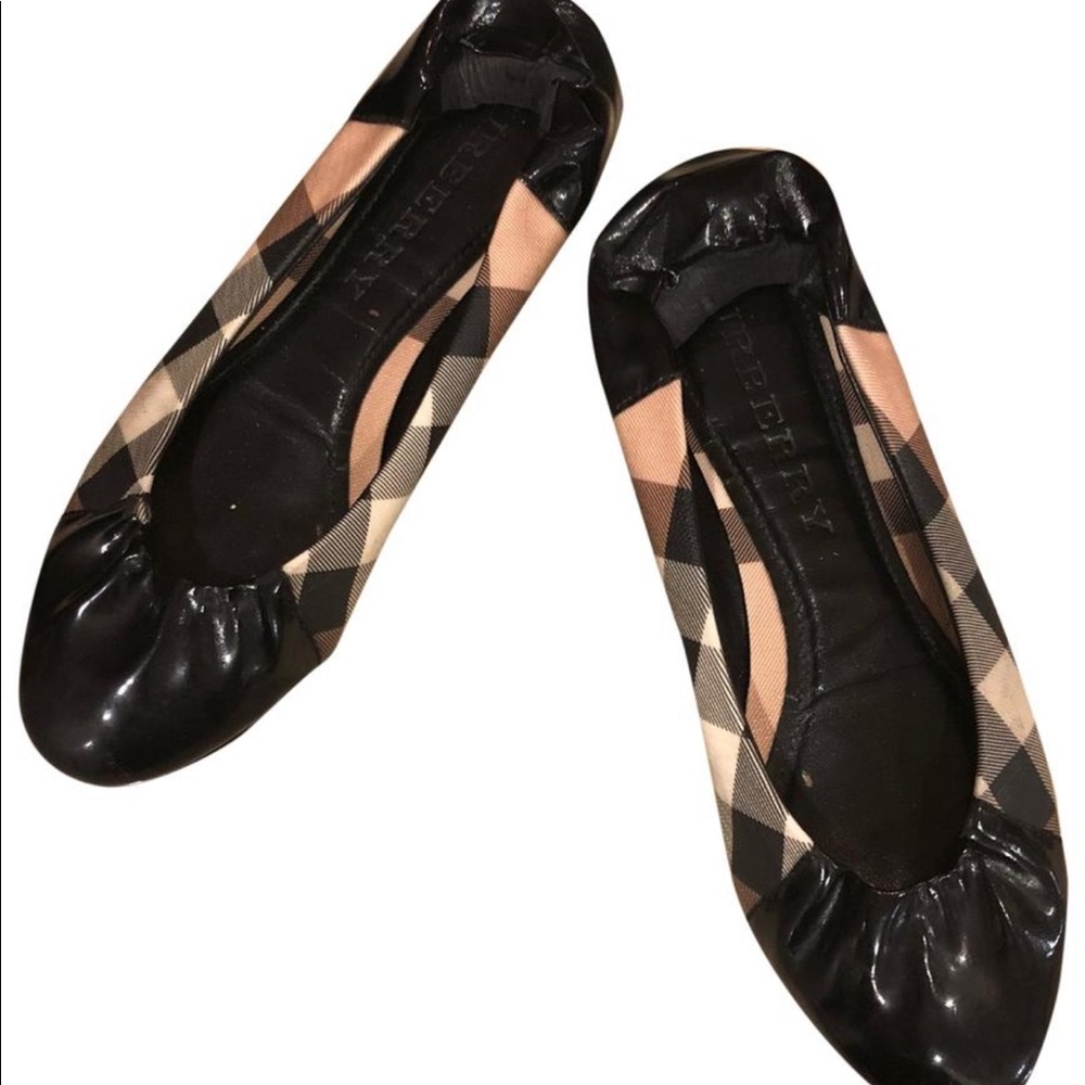 BURBERRY FLATS (never worn)